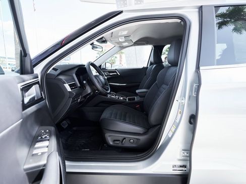 New 2025 Mitsubishi Outlander SE image 18