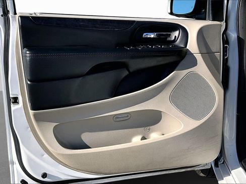 Used 2018 Dodge Grand Caravan SE w/ UConnect Hands-Free Group image 16