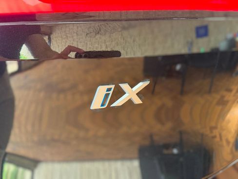 Used 2023 BMW iX xDrive50 w/ Sport Package AWD/4WD image 15