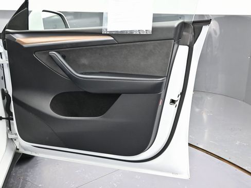 Used 2023 Tesla Model Y Long Range image 40