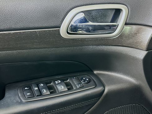 Used 2018 Jeep Grand Cherokee Laredo image 15