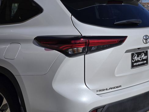 Used 2024 Toyota Highlander XLE image 16