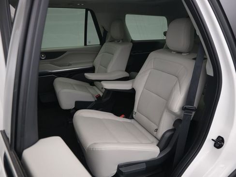 Used 2025 Lincoln Navigator Reserve AWD/4WD image 13