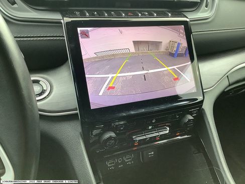 Used 2022 Jeep Grand Cherokee L Limited image 9