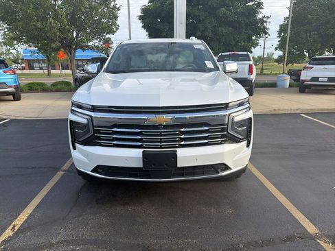 Used 2025 Chevrolet Suburban Premier AWD/4WD image 6