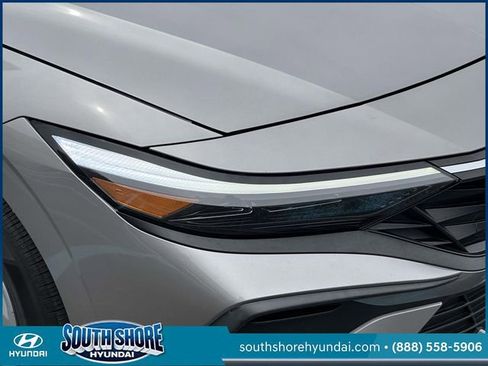 Certified 2024 Hyundai Elantra SE FWD image 11