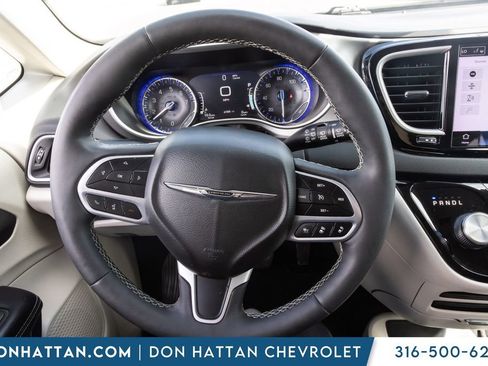 Used 2022 Chrysler Pacifica Touring-L FWD image 5
