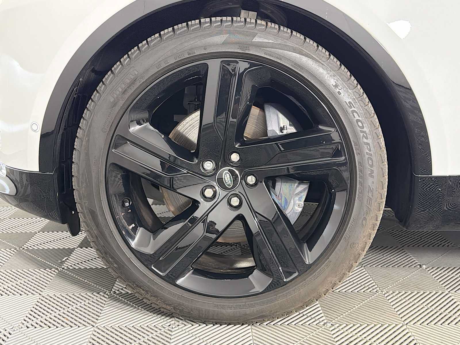 Used 2025 Land Rover Discovery Dynamic SE AWD/4WD image 29