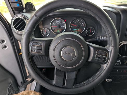 Used 2014 Jeep Wrangler Unlimited Sahara w/ Connectivity Group image 21