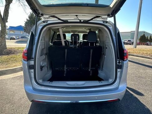 Used 2024 Chrysler Pacifica Touring-L image 14