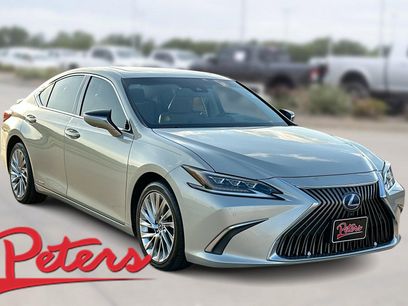 Used 2020 Lexus ES 300h Ultra Luxury w/ Accessory Package 2
