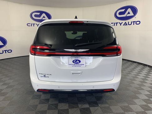 Used 2023 Chrysler Pacifica Touring-L image 4