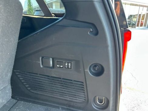 Used 2022 GMC Yukon Denali w/ Advanced Technology Package AWD/4WD image 9