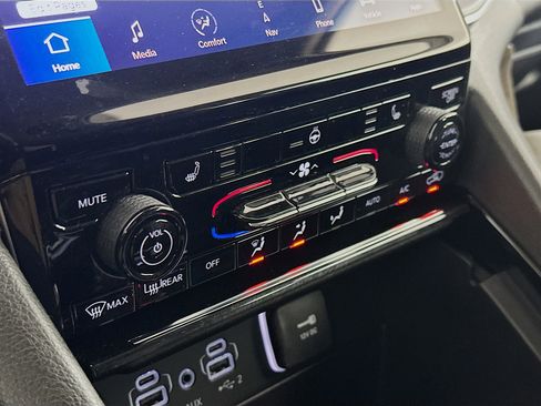 Used 2023 Jeep Grand Cherokee Limited w/ Black Appearance Package AWD/4WD image 24