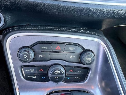 Used 2018 Dodge Challenger SXT image 31