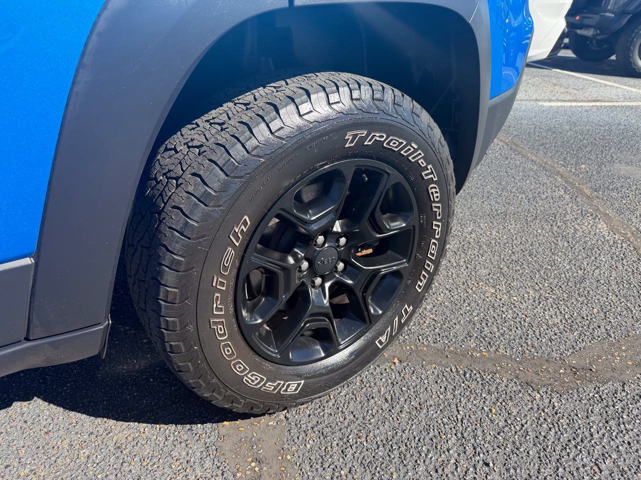 Used 2019 Jeep Cherokee Trailhawk w/ Cold Weather Group AWD/4WD image 28