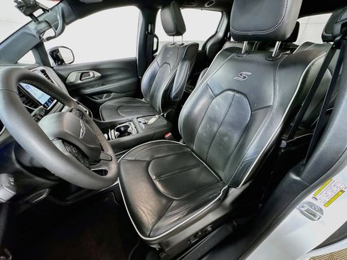 Used 2023 Chrysler Pacifica Limited w/ Uconnect Theater Family Group FWD image 14