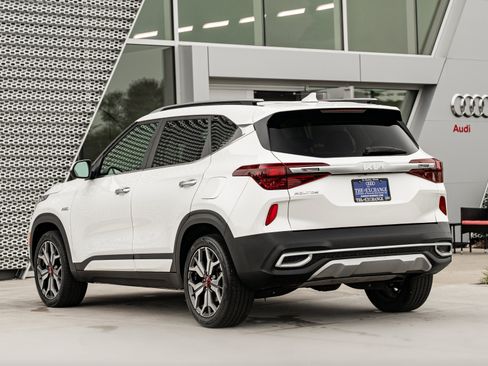 Used 2022 Kia Seltos SX w/ Sunroof Package AWD/4WD image 5