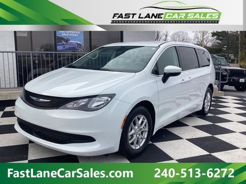 Used 2022 Chrysler Voyager LX image 1