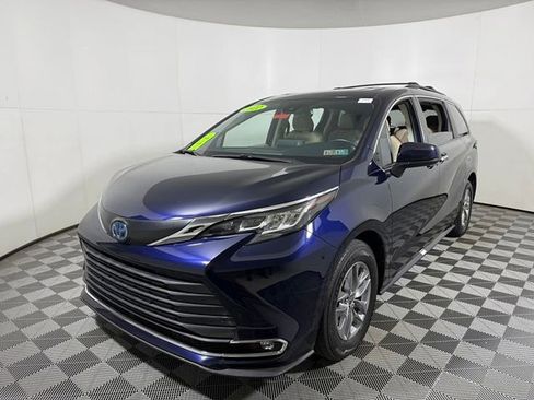 Used 2022 Toyota Sienna XLE FWD image 3