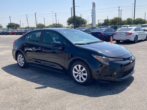Used 2025 Toyota Corolla LE FWD image 3