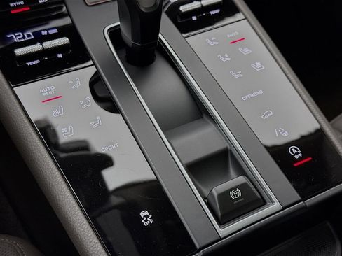 Certified 2025 Porsche Macan AWD/4WD image 22