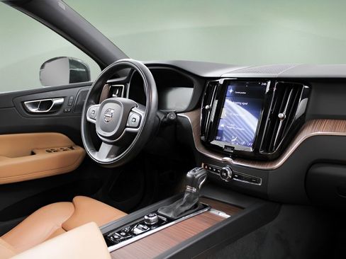 Used 2019 Volvo XC60 T5 Momentum w/ Multimedia Package image 15