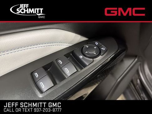 Certified 2025 Chevrolet Trax LT w/ LT Convenience Package FWD image 16