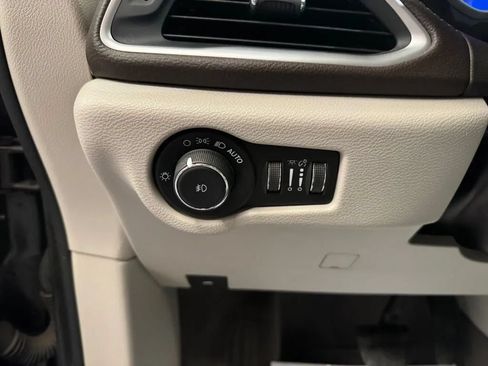 Used 2021 Chrysler Pacifica Touring-L w/ Uconnect Theater Family Group AWD/4WD image 18