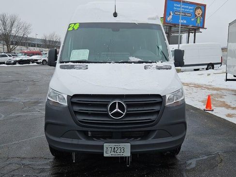 Used 2024 Mercedes-Benz Sprinter 2500 image 8