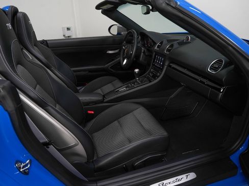 Used 2022 Porsche 718 Boxster RWD image 2