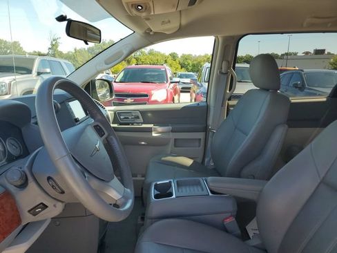Used 2008 Chrysler Town & Country Touring FWD image 12