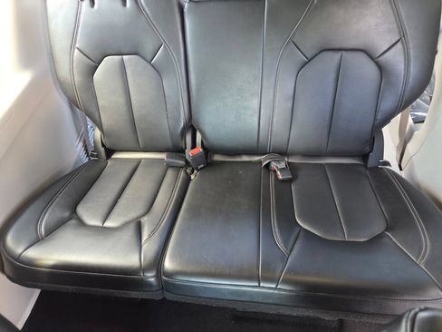 Used 2024 Chrysler Pacifica Touring-L FWD image 6
