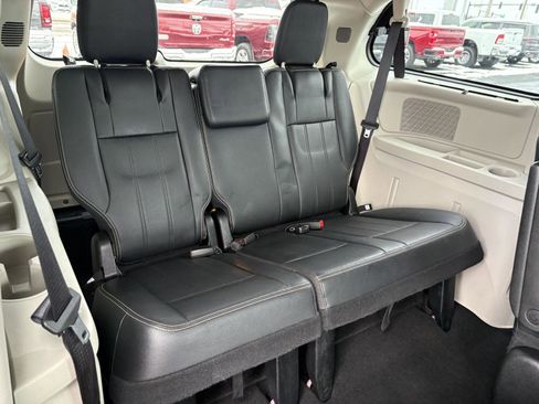 Used 2015 Chrysler Town & Country Touring-L w/ Driver Convenience Group image 14