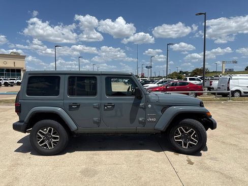 Used 2024 Jeep Wrangler Unlimited Sahara AWD/4WD image 19
