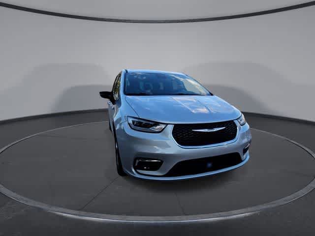Used 2024 Chrysler Pacifica Limited FWD image 2