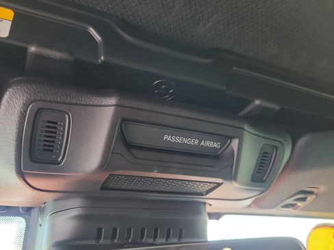 Used 2025 Jeep Gladiator Sport AWD/4WD image 17