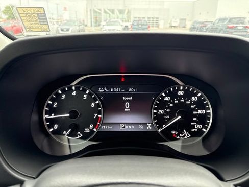 Used 2025 Nissan Frontier SV AWD/4WD image 7