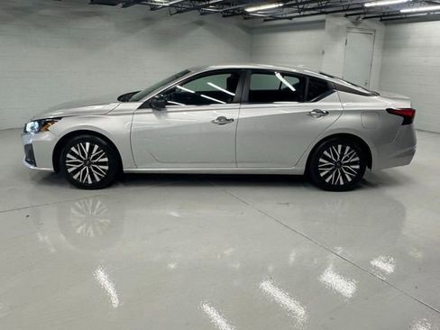 Used 2024 Nissan Altima 2.5 SV image 2