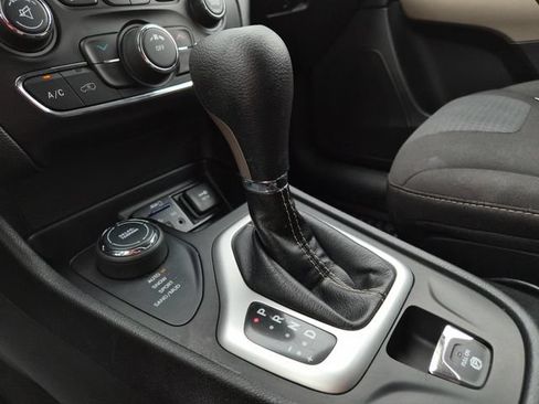 Used 2017 Jeep Cherokee Latitude w/ Cold Weather Group AWD/4WD image 32