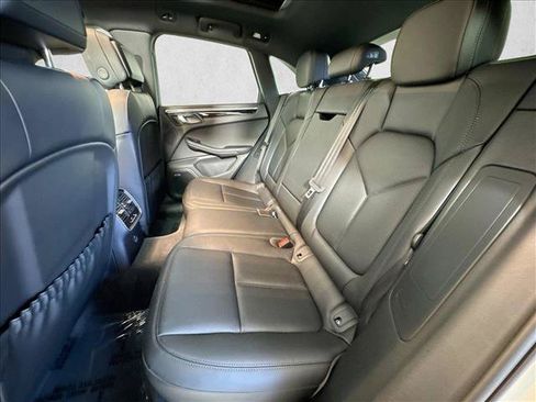 Certified 2025 Porsche Macan AWD/4WD image 20