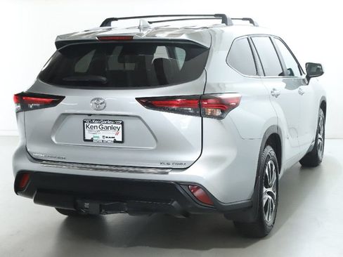 Used 2024 Toyota Highlander XLE AWD/4WD image 46