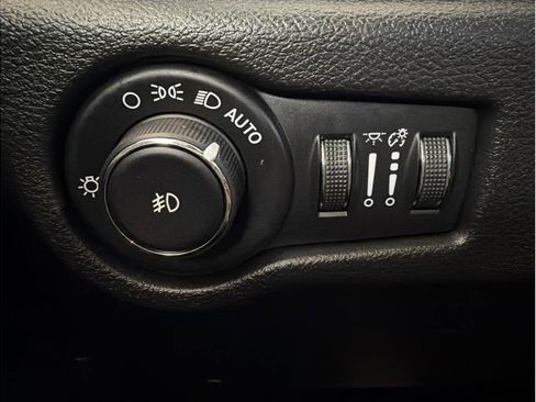 Used 2020 Chrysler Pacifica Limited w/ Advanced Safetytec Group FWD image 26