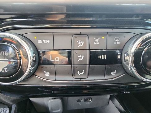 Used 2025 Chevrolet Trax LT w/ LT Convenience Package FWD image 23