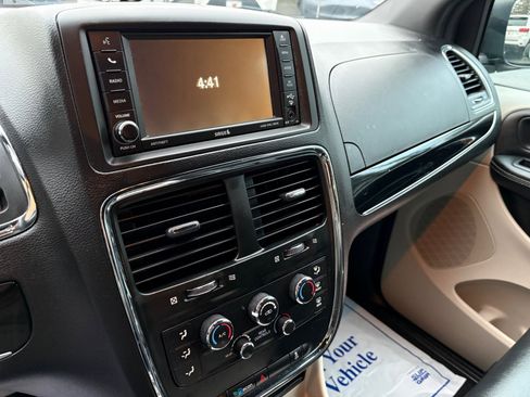 Used 2017 Dodge Grand Caravan SXT image 27
