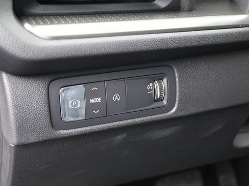 Used 2025 Chevrolet Traverse LT w/ Midnight/Sport Edition image 15