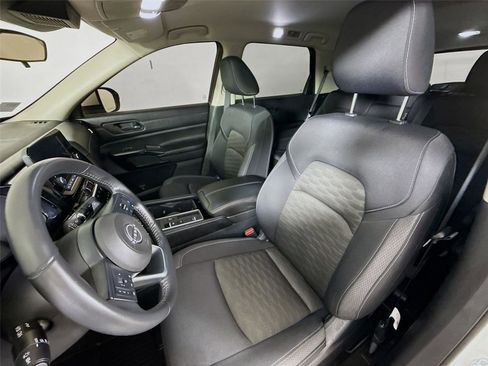 Used 2024 Nissan Pathfinder SV image 19