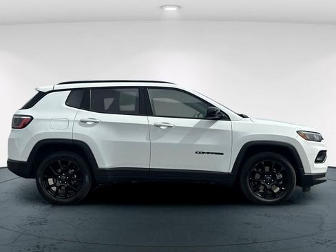 Used 2025 Jeep Compass Latitude w/ Convenience Group AWD/4WD image 6