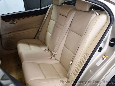 Used 2013 Lexus ES 300h image 24