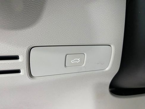 Used 2023 Volvo XC40 B5 Plus image 19